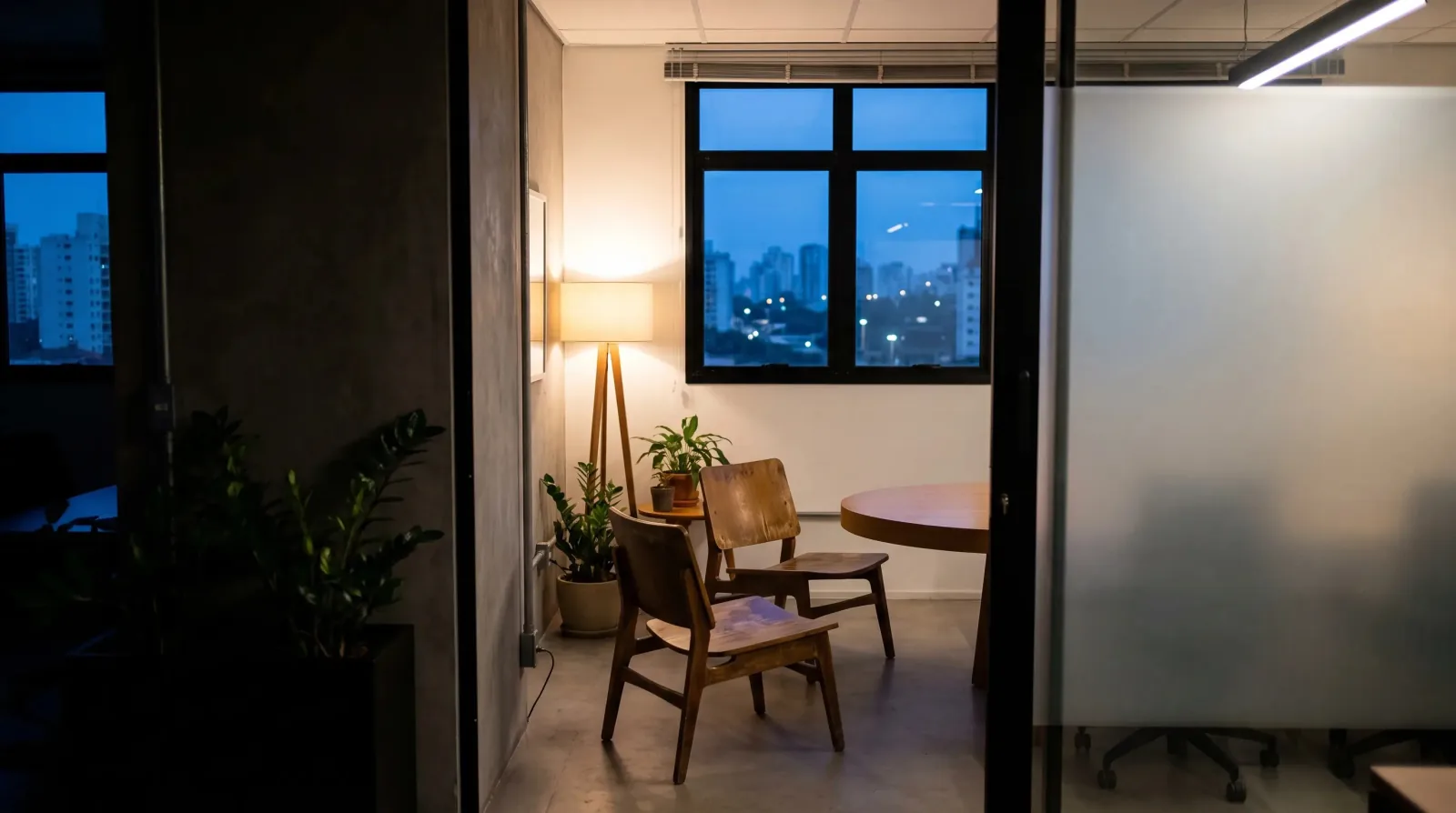 Sala de reunião vazia ao entardecer